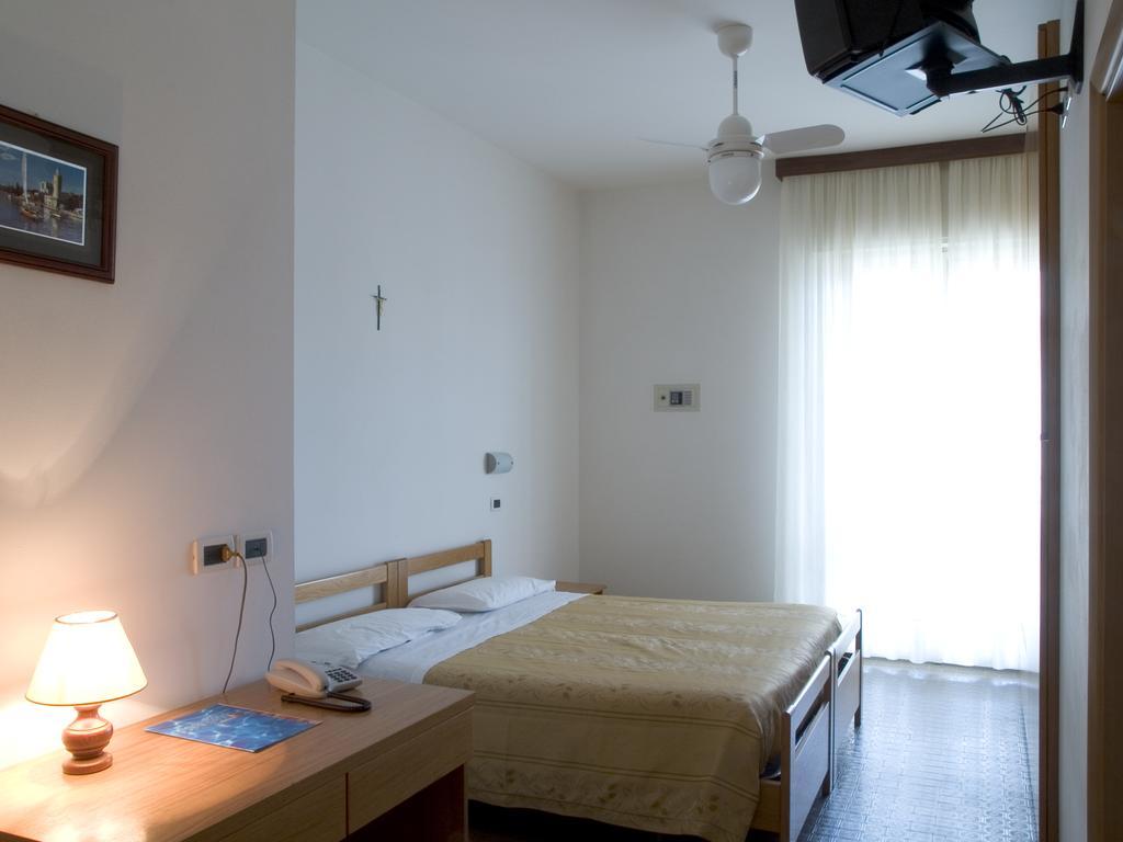 Hotel Dolores Чезенатіко Номер фото